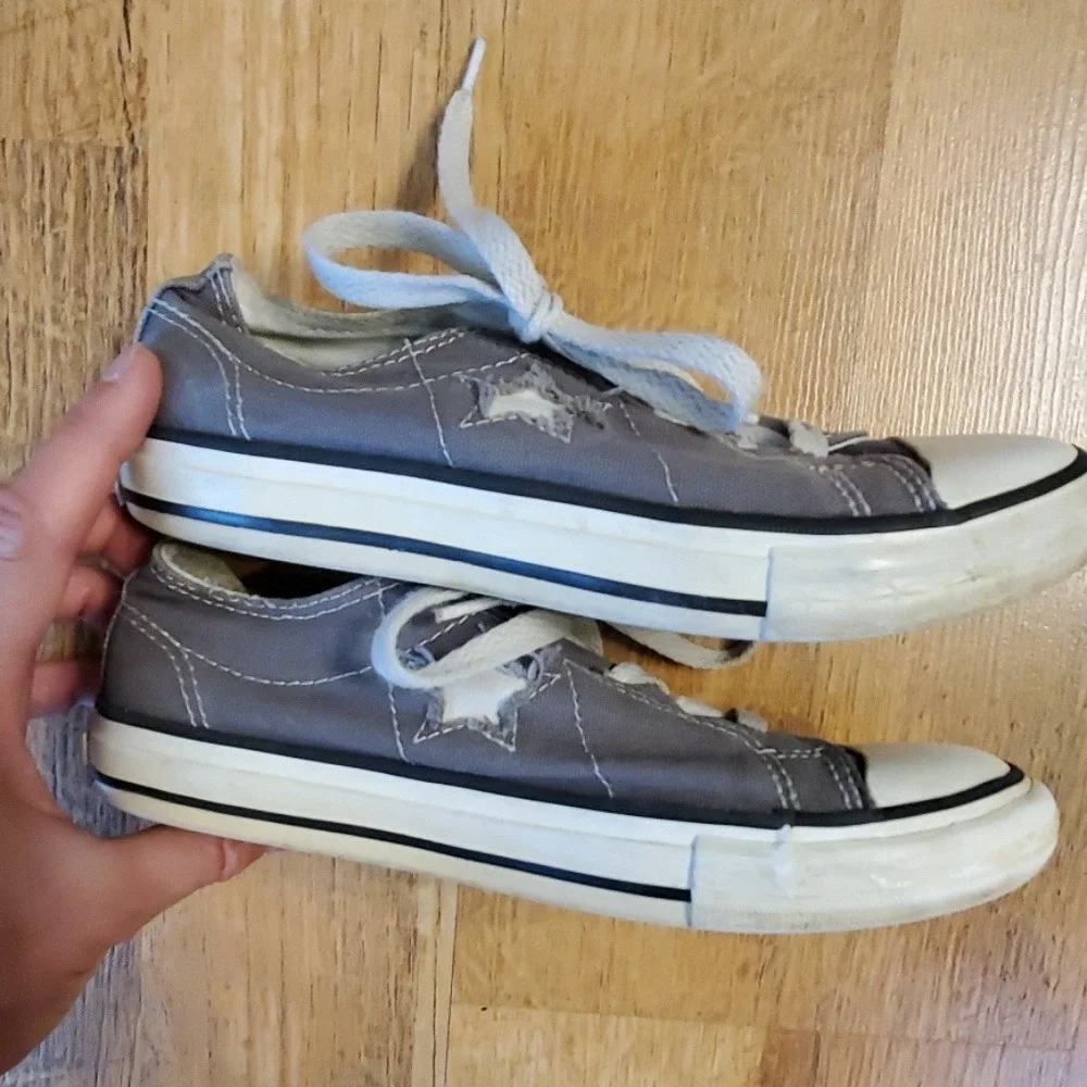 Converse Kids Grey and White Size 2 One Star Sneaker Shoes‎